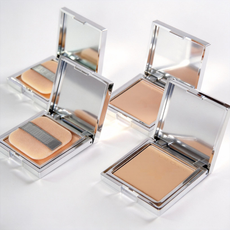 Wholesale makeup compact kits complete with puff and mirror assembled by MCcosme OEM factory.